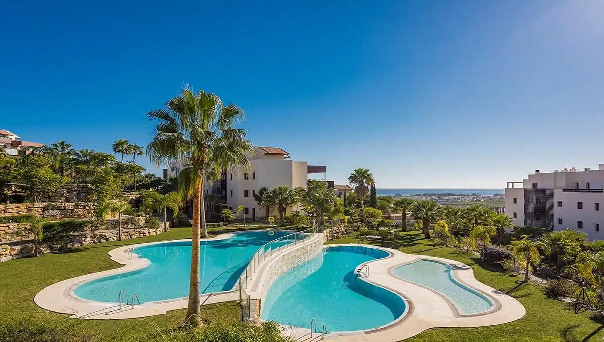 Piscines paysagères entourées de pelouse et palmiers, mer à l'horizon – appartement à louer, Hoyo 19, Benahavís (réf. AL055)