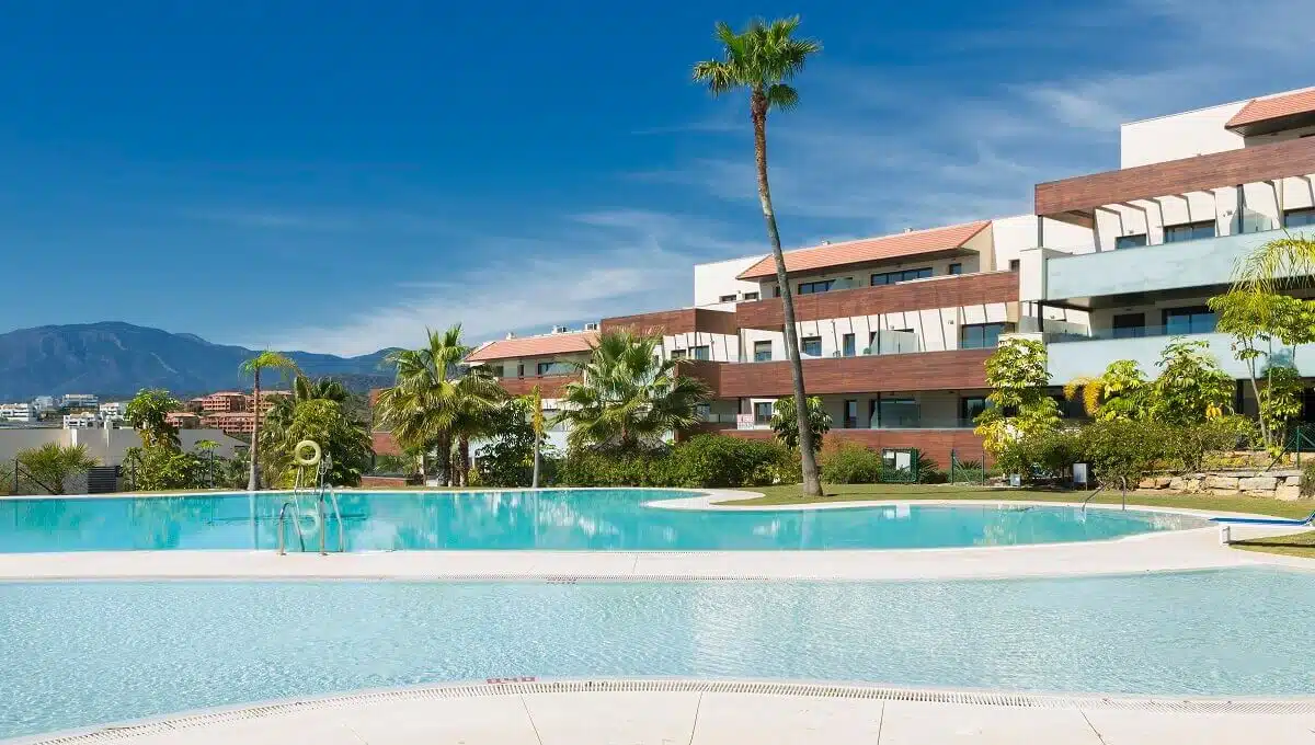 Piscine commune, palmiers et résidence moderne face aux montagnes – appartement à louer, Hoyo 19, Benahavís (réf. AL055)