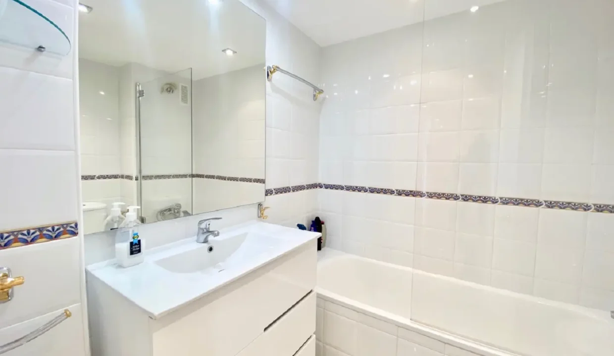 Salle de bain blanche avec baignoire, pare-baignoire en verre – appartement à louer, port d'Estepona (réf. AL051)