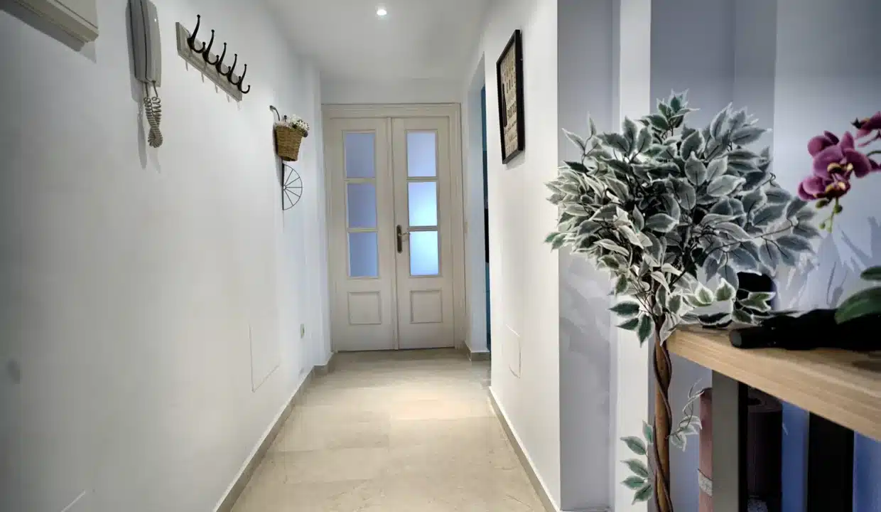 Couloir lumineux aux murs blancs, porte à double battant vitrée – appartement à louer, Casares Real, Casares (réf. AL003)
