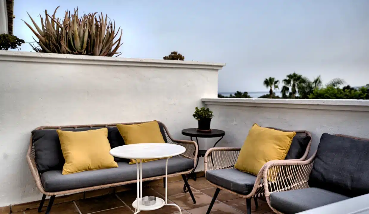 Terrasse blanche avec canapé et fauteuils en rotin – appartement à louer, Casares Real, Casares (réf. AL003)