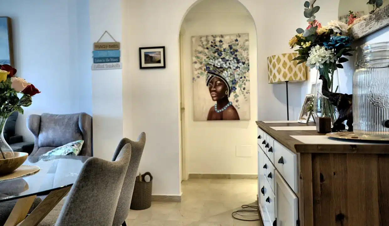 Salle à manger : table en verre, chaises grises, buffet en bois – appartement à louer, Casares Real, Casares (réf. AL003)