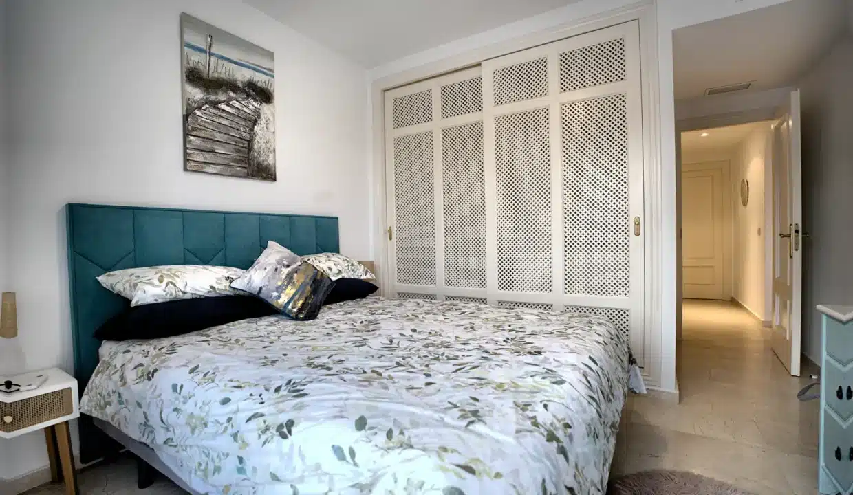 Chambre double, tête de lit bleu canard, couette fleurie – appartement à louer, Casares Real, Casares (réf. AL003)