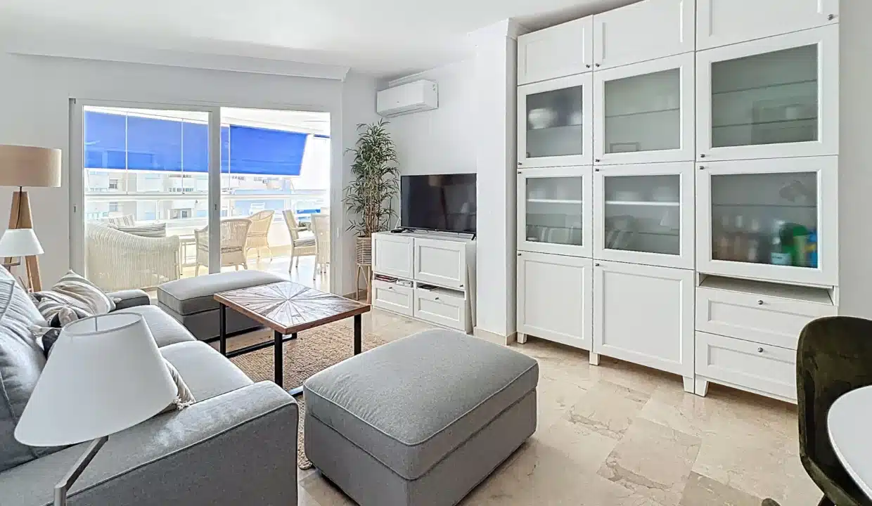 Séjour avec canapé gris, pouf, meuble blanc – appartement à louer, port d'Estepona (réf. AL051)