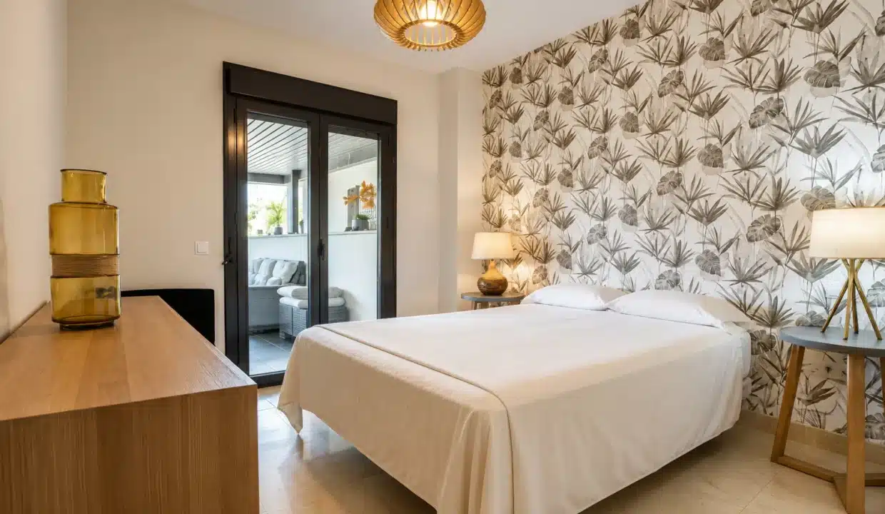 Chambre double à papier peint de feuillages gris et commode en bois – appartement à louer, Hoyo 19, Benahavís (réf. AL055)
