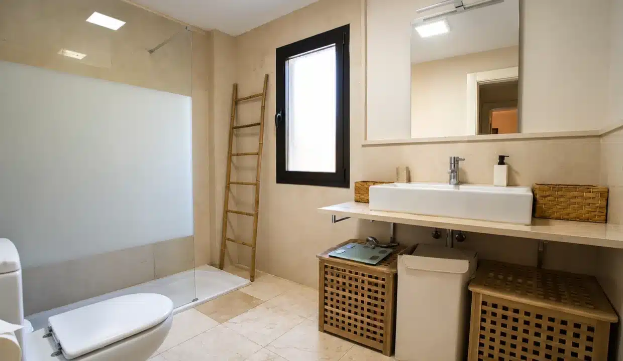 Salle de bain avec douche à l'italienne, vasque rectangulaire – appartement à louer, Hoyo 19, Benahavís (réf. AL055)