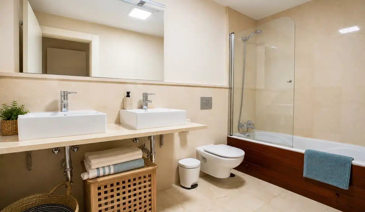 Salle de bain à double vasque, baignoire avec pare-douche – appartement à louer, Hoyo 19, Benahavís (réf. AL055)