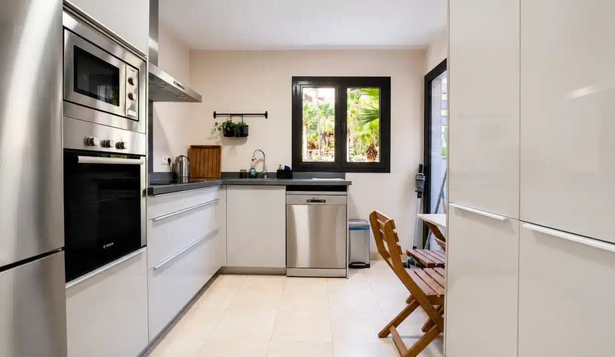 Cuisine blanche aux appareils encastrés, fenêtre sur des palmiers – appartement à louer, Hoyo 19, Benahavís (réf. AL055)