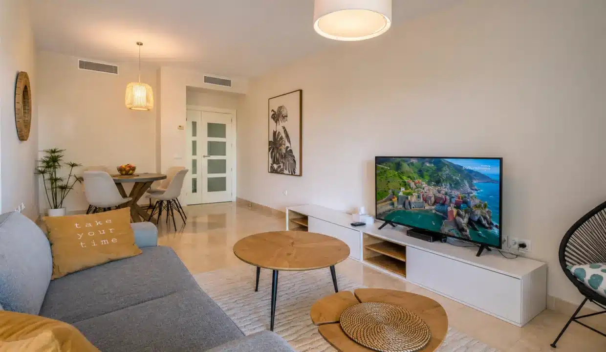 Salon avec canapé gris, deux tables basses rondes en bois – appartement à louer, Hoyo 19, Benahavís (réf. AL055)