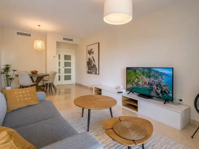 Living room with grey sofa, two round wooden coffee tables – apartment for rent, Hoyo 19, Benahavís (ref. AL055)