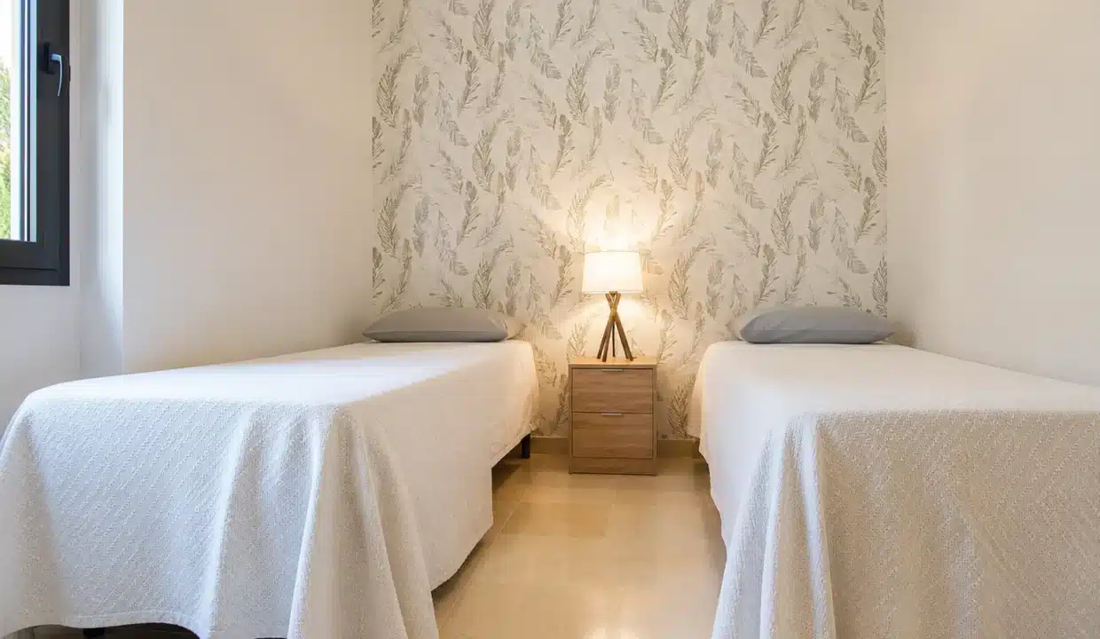 Chambre à lits jumeaux, papier peint à plumes – appartement à louer, Hoyo 19, Benahavís (réf. AL055)