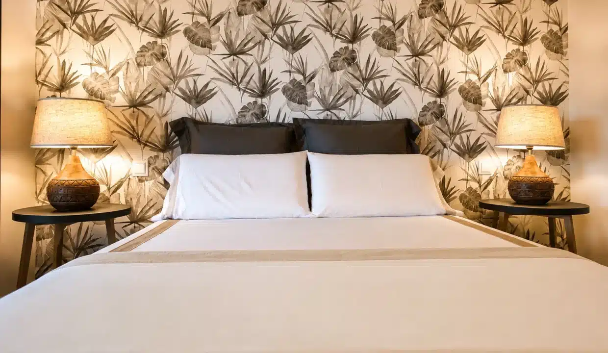 Chambre avec lit blanc, papier peint tropical et lampes de chevet – appartement à louer, Hoyo 19, Benahavís (réf. AL055)