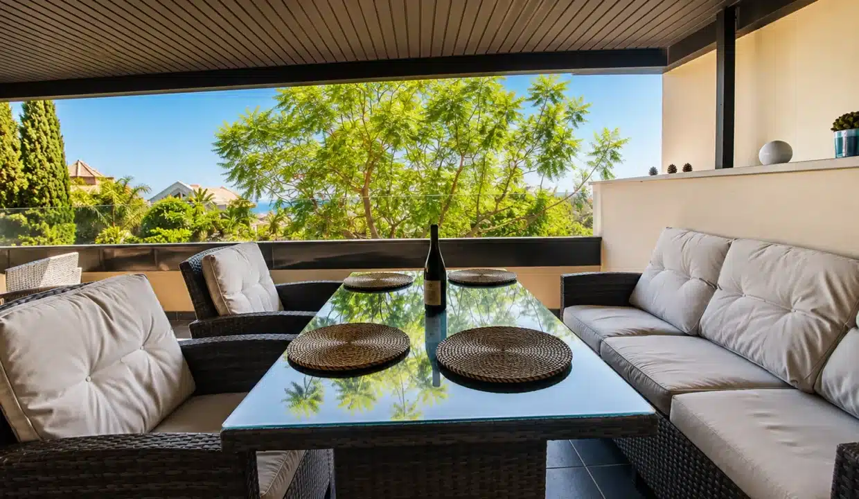 Terrasse couverte avec salon en rotin, table en verre – appartement à louer, Hoyo 19, Benahavís (réf. AL055)